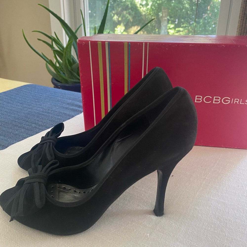 BCBGirls suede pump with original box